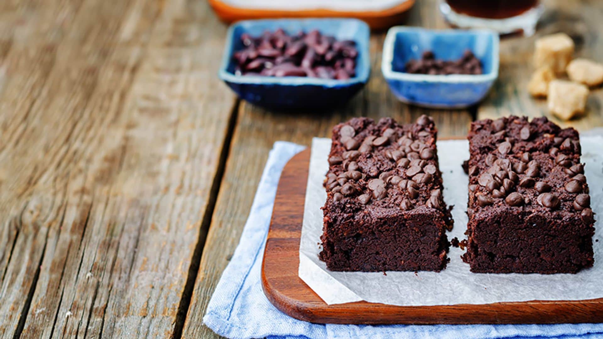 ‘Brownie’ de galletas y lacasitos, un postre que encantará a tus hijos