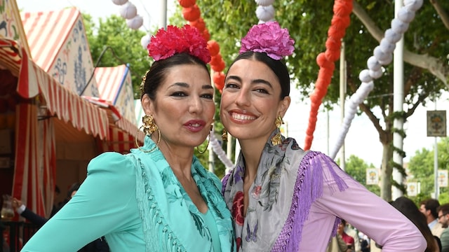 Raquel Revuelta y su hija Claudia Jiménez en la Feria