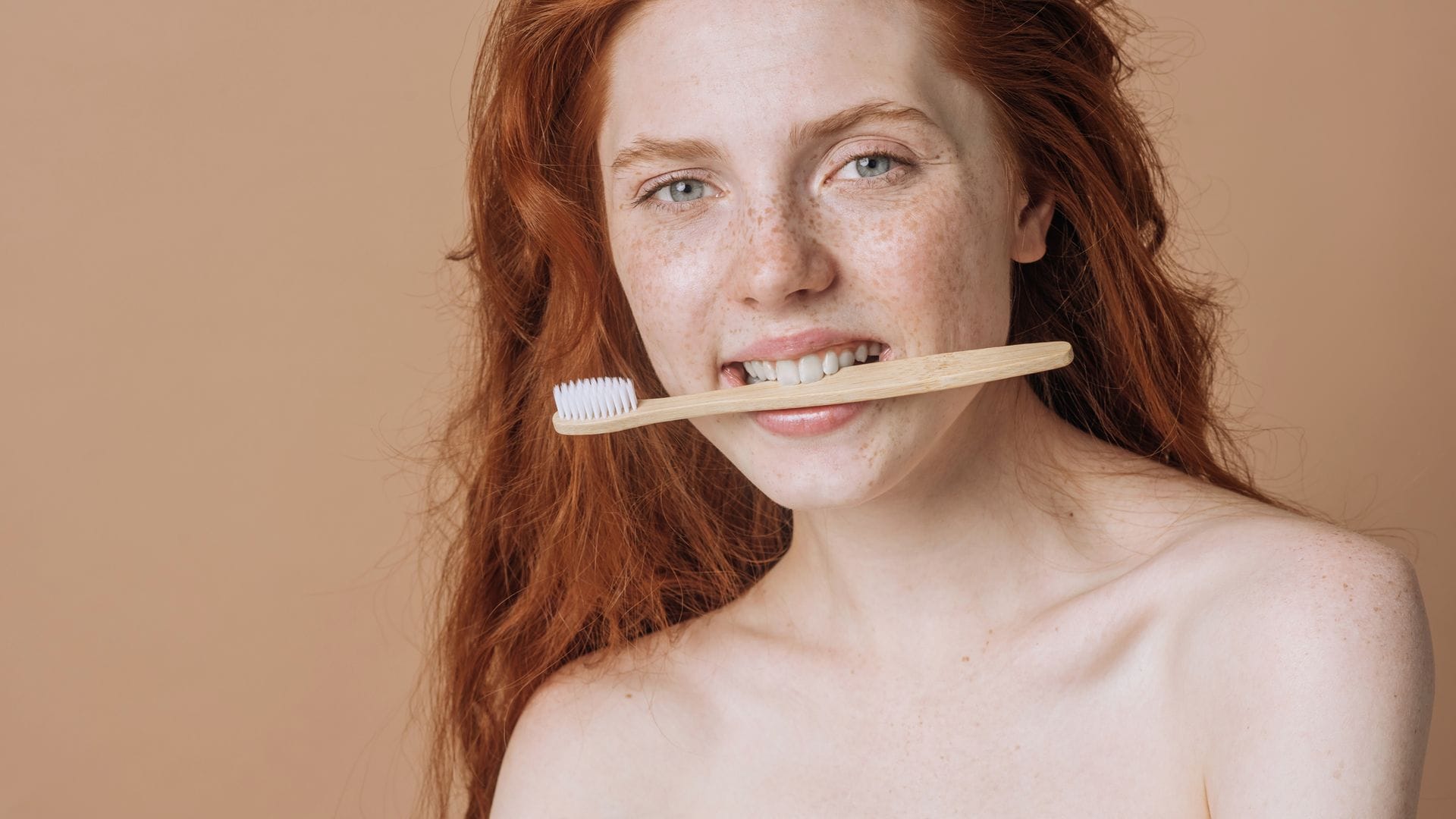 Pasta de dientes blanqueadora: por qué no todas son seguras y qué debes mirar antes de usarlas