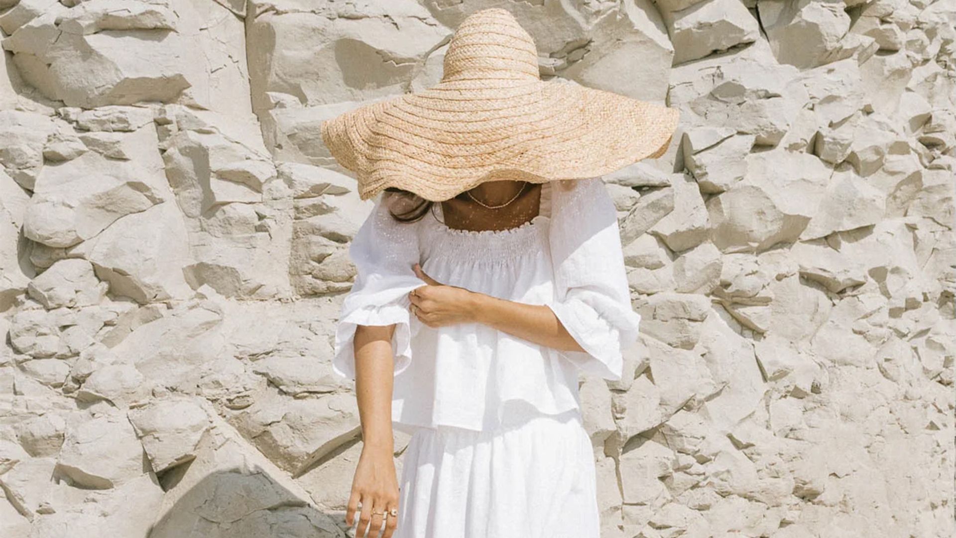 Los estilismos blancos (rebajados) que arrasan en días de calor: vestidos, 'total looks', bermudas...
