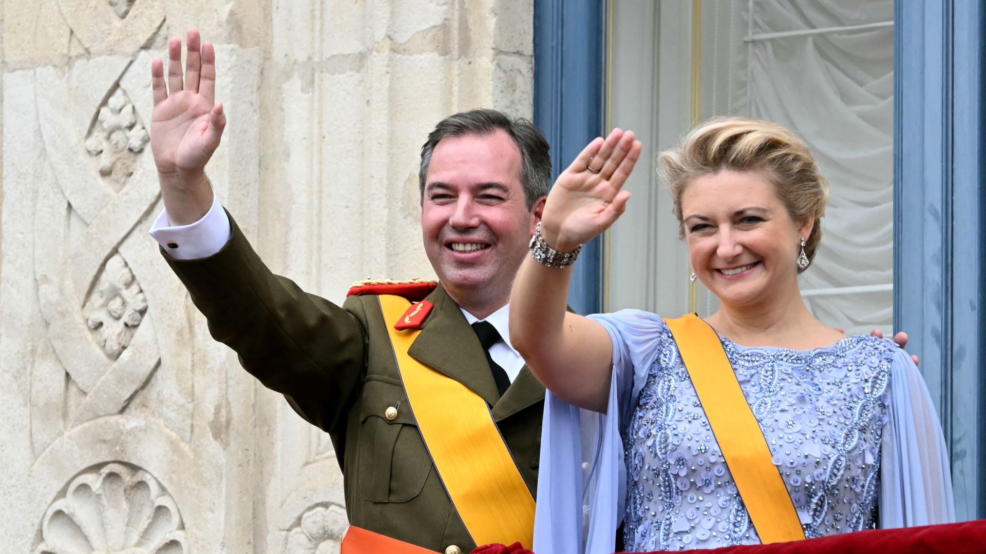 Los Grandes Duques de Luxemburgo saludan desde el balcón