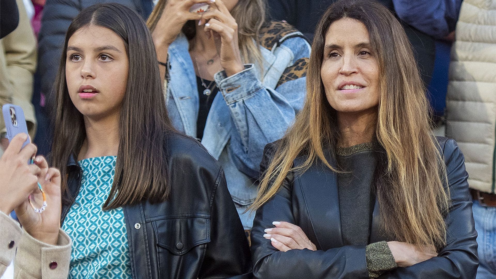 Susana Saborido y su hija Salma, de 11 años, viven con emoción el último derbi de Joaquín Sánchez