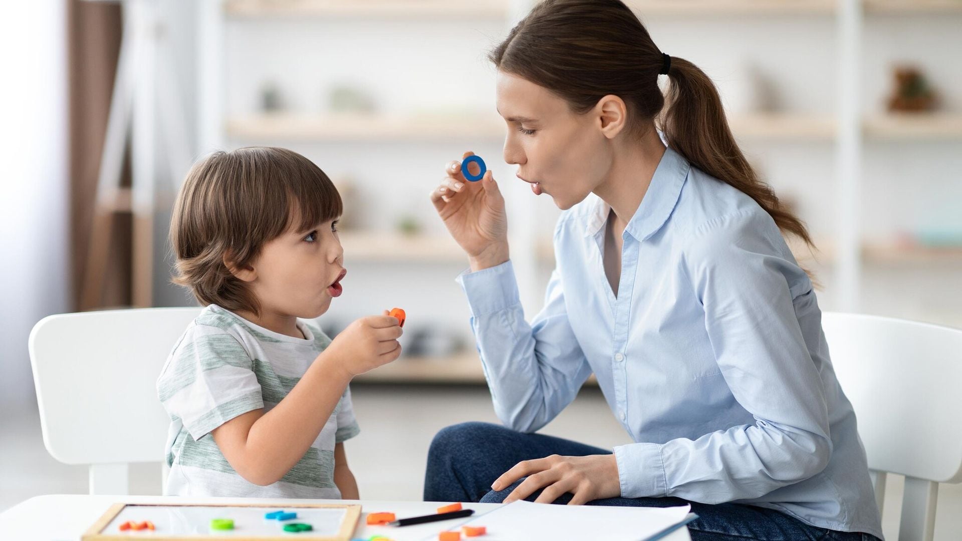 ¿Existe relación entre las dificultades del habla y los problemas con la alimentación?