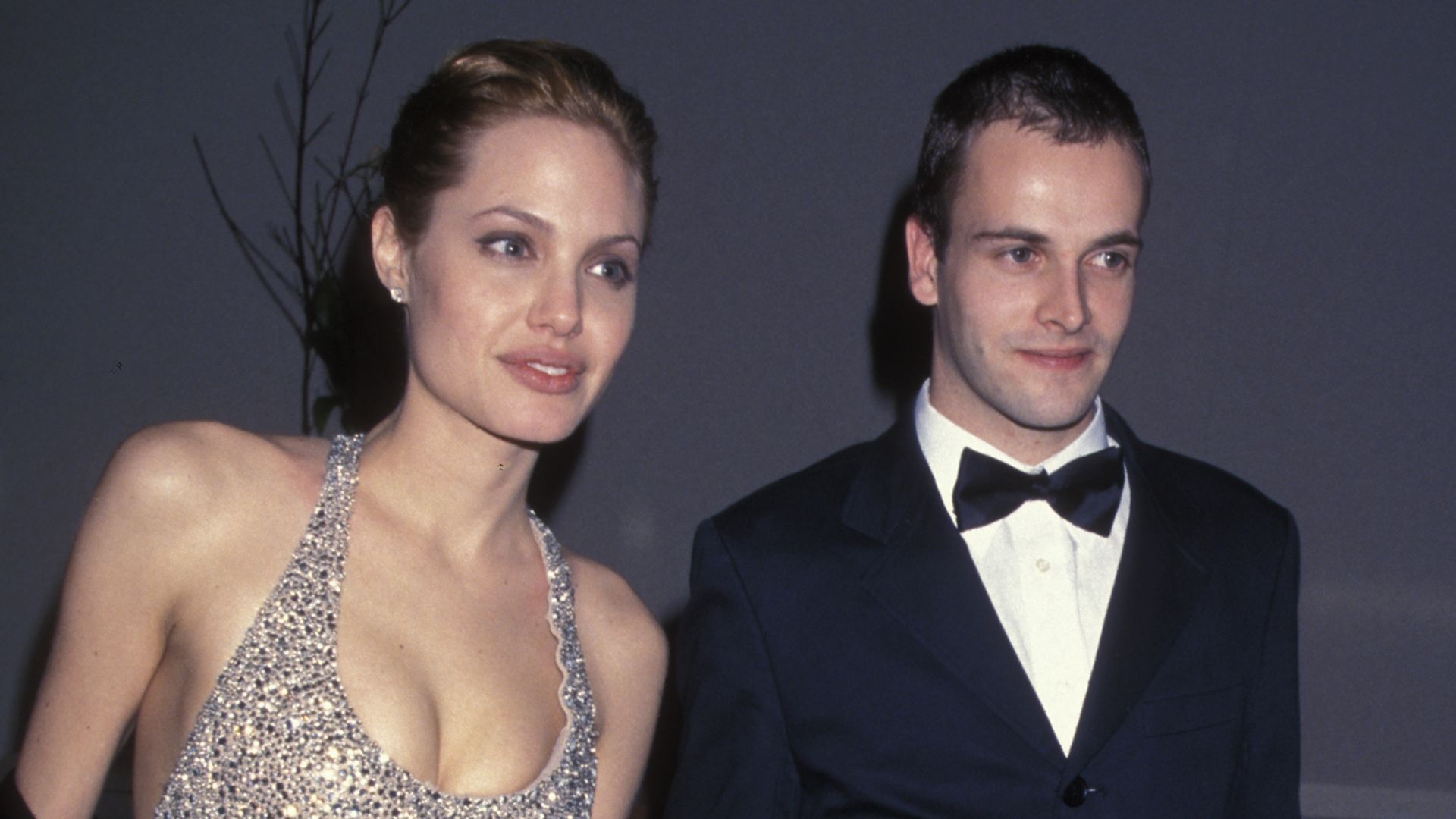 Angelina Jolie y Jonny Lee Miller en 1999