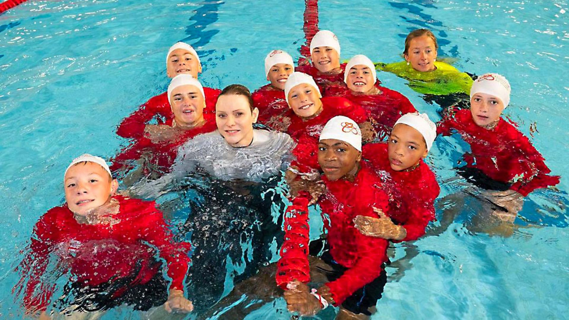 La sonrisa de Charlene de Mónaco al volver a zambullirse en la piscina