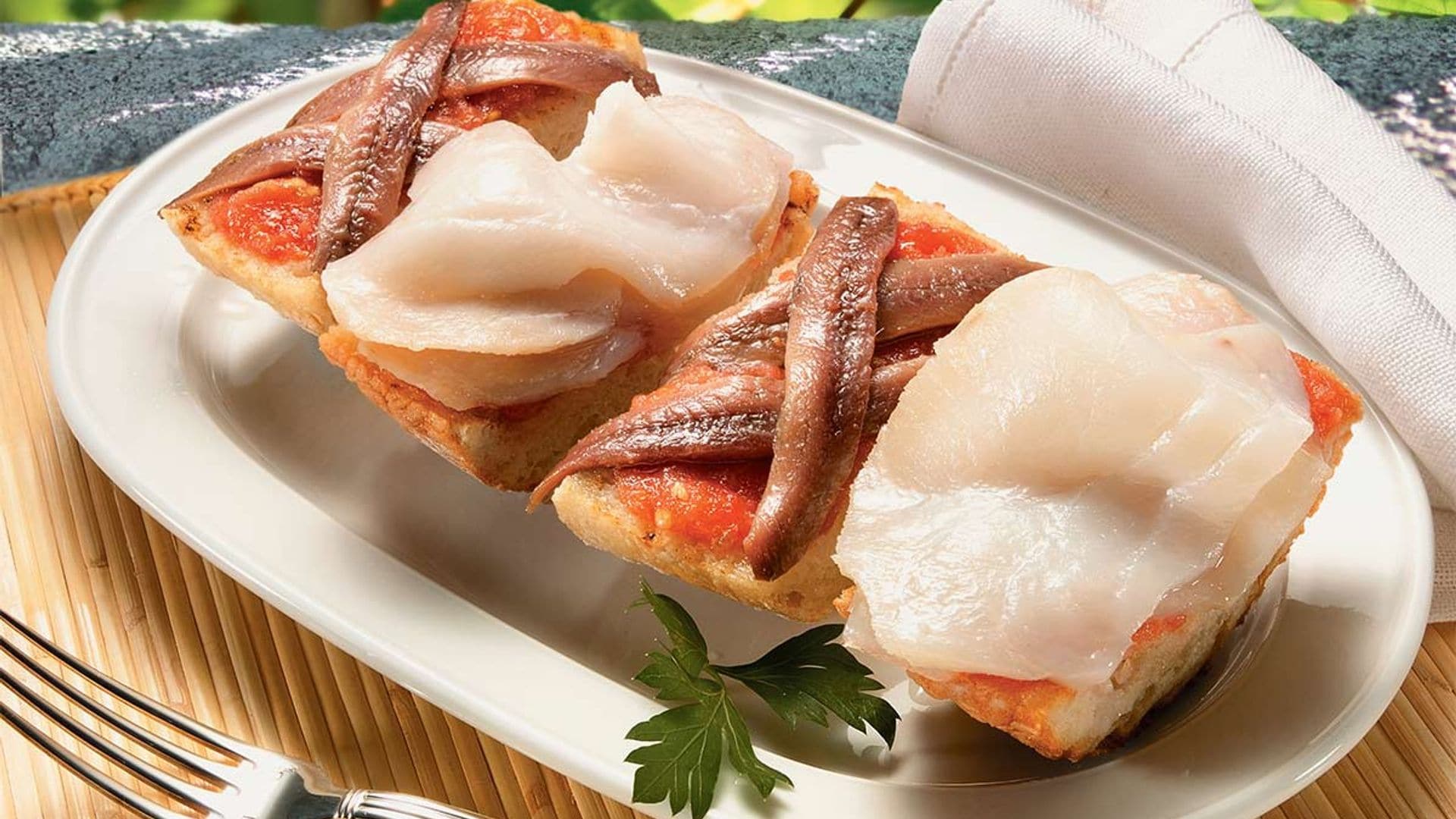 Tostas de bacalao y anchoas ahumados