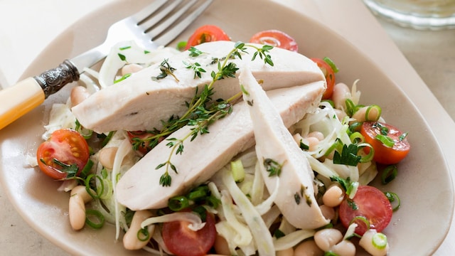 Pollo escabechado en ensalada de alubias y vegetales