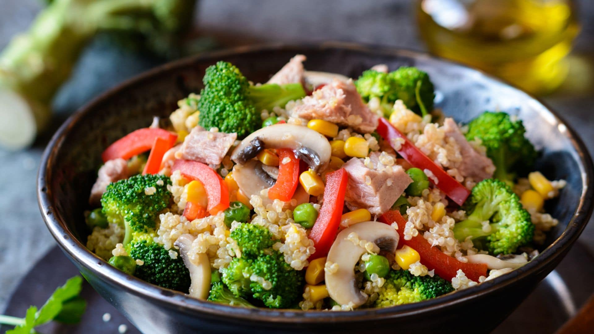 Ensalada de quinoa, brocoli y atún