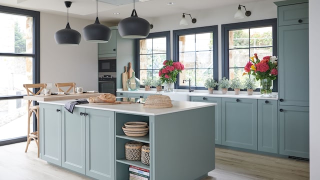 Cocina rústica con muebles en color azul