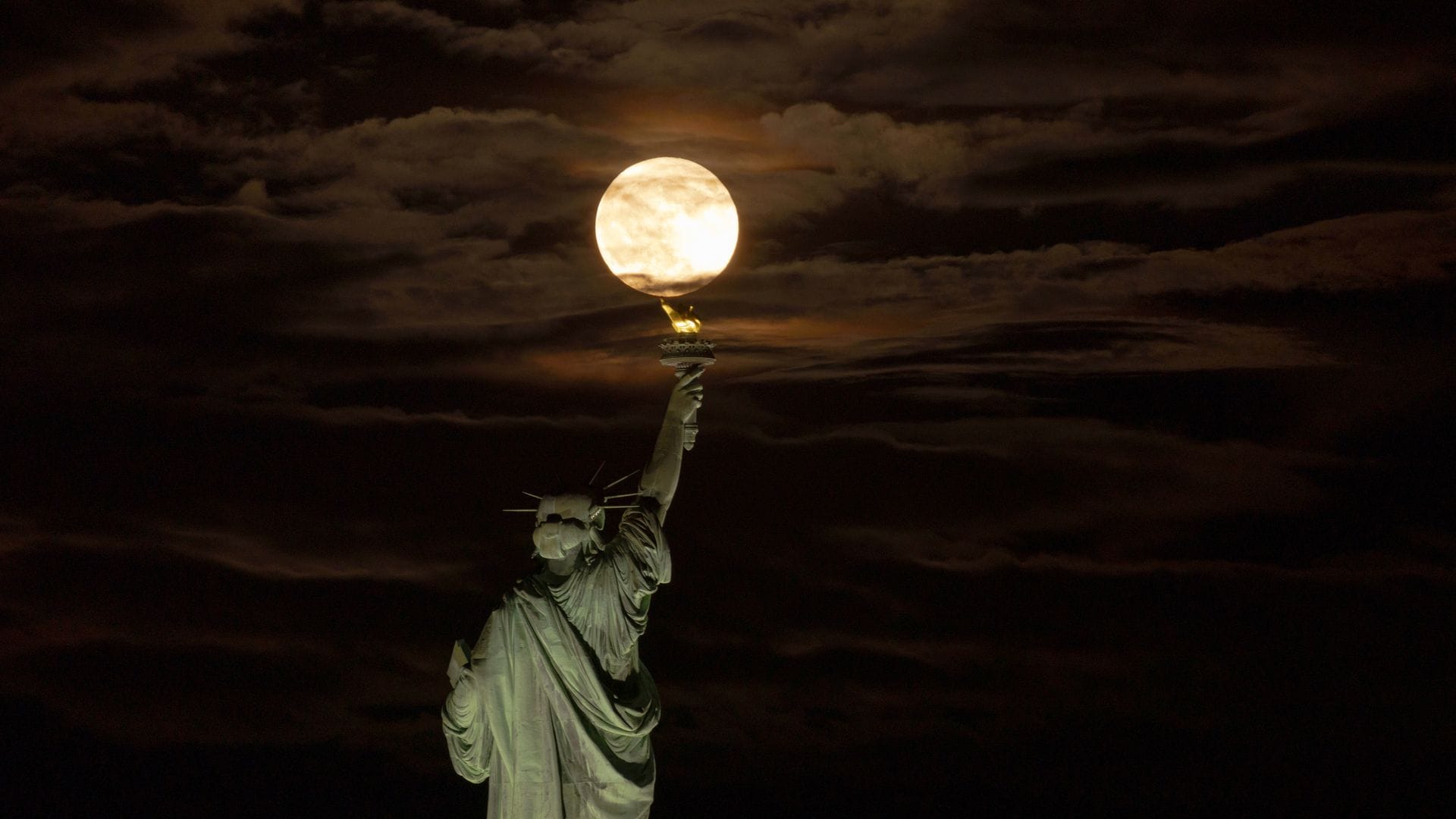 Las mejores y más impactantes imágenes de la 'Superluna azul'