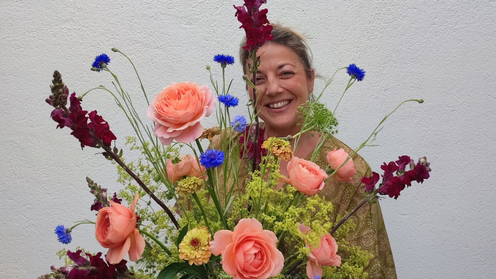 Cristina Avendaño, decoradora: “Incluir alguna pieza de vajilla antigua dará un toque 'vintage' a tu mesa de verano y la hará aún más especial”