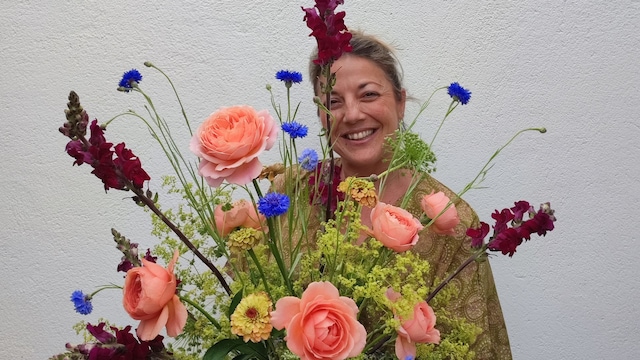 La decoradora Cristina Avendaño con un ramo de flores