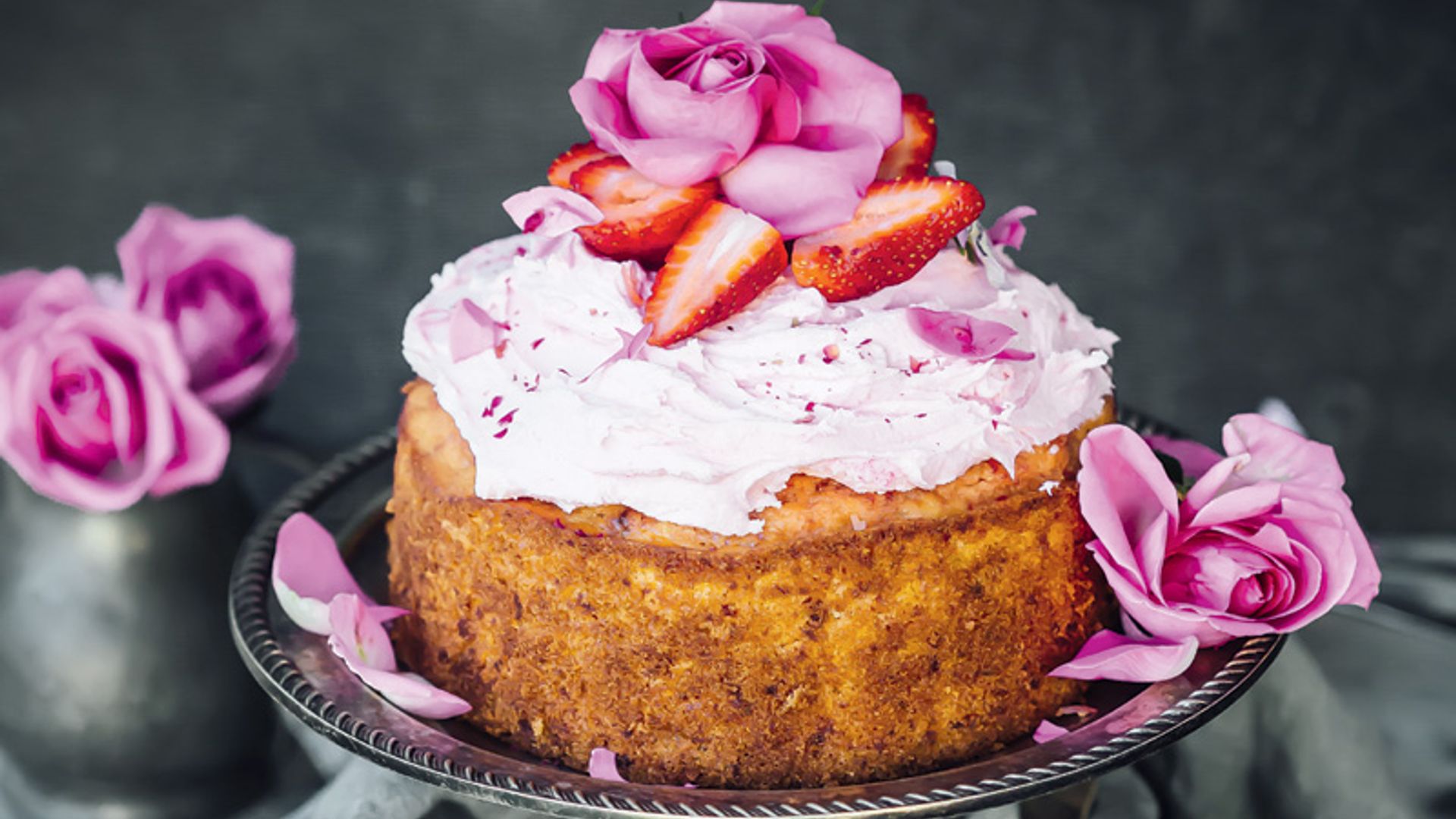 Cake de fresa y crema de pétalos de rosa