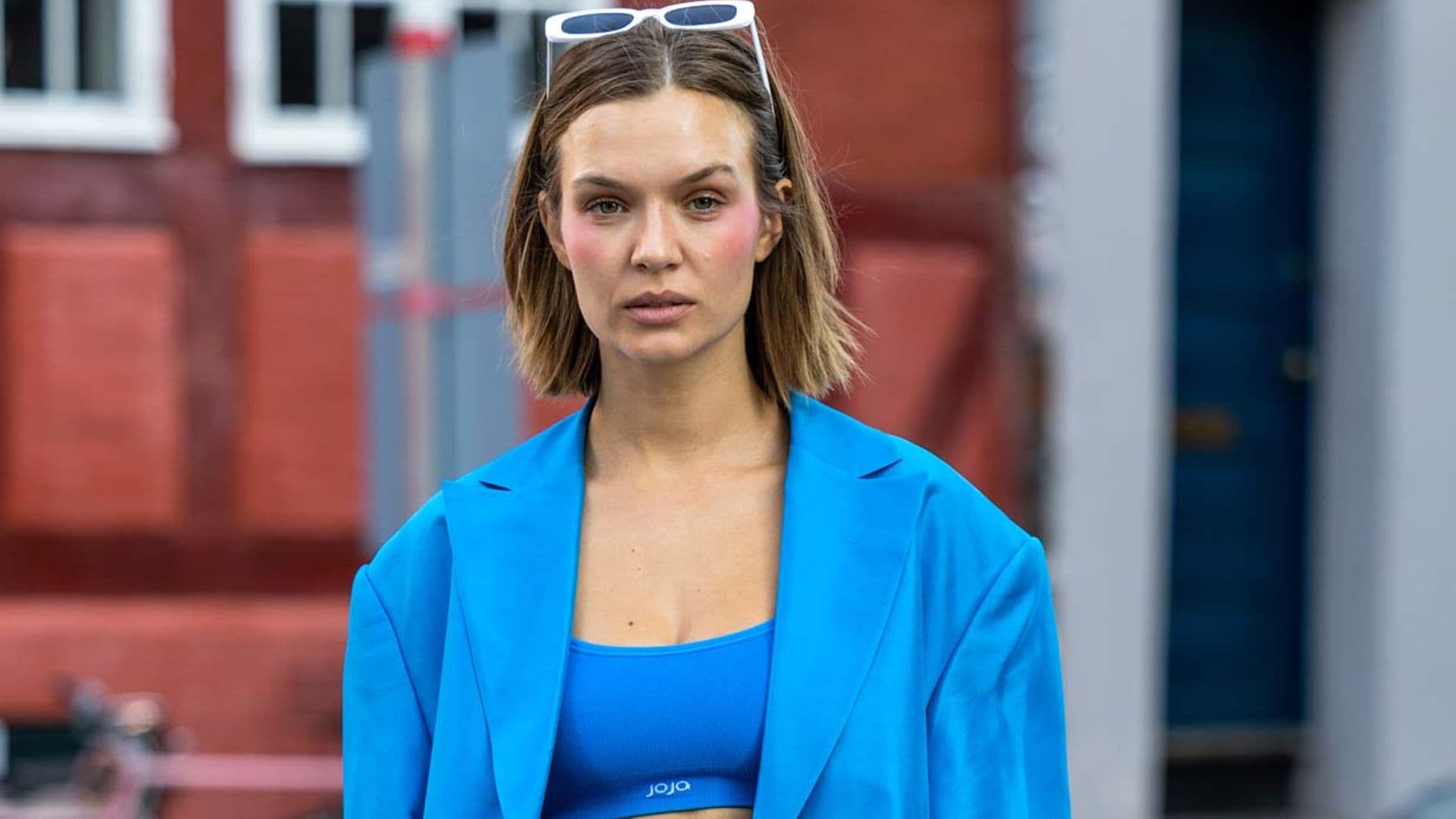 Tras su boda con el cantante Alexander DeLeon, Josephine Skriver vuelve a 'donde todo comenzó'