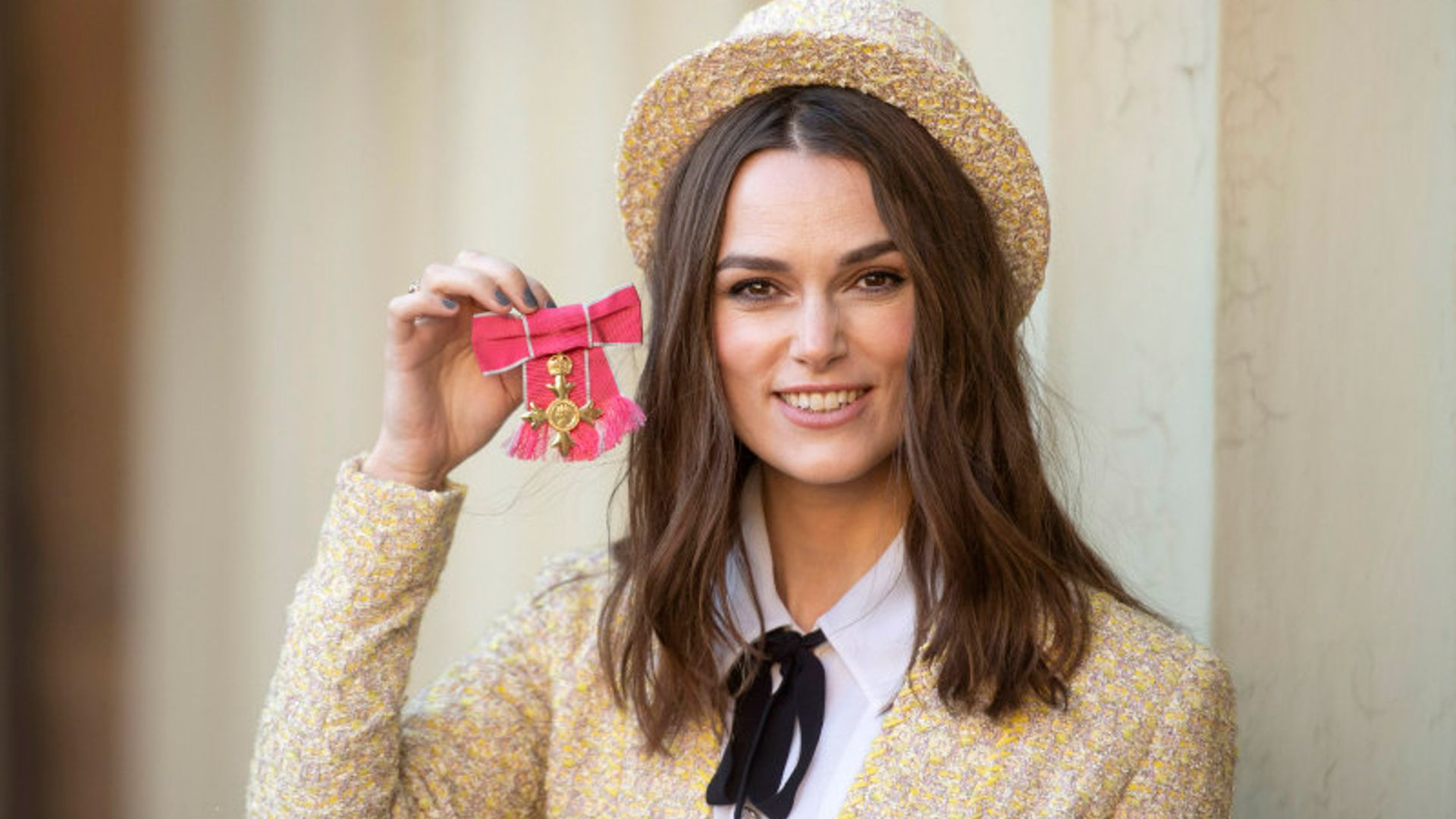Larga vida al 'tweed', Keira Knightley deslumbra en Buckingham