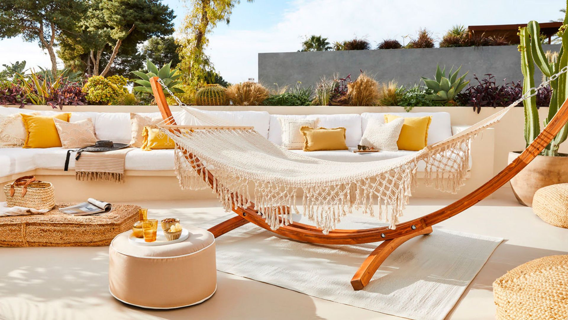 10 muebles de jardín que vas a querer para echarte la siesta perfecta