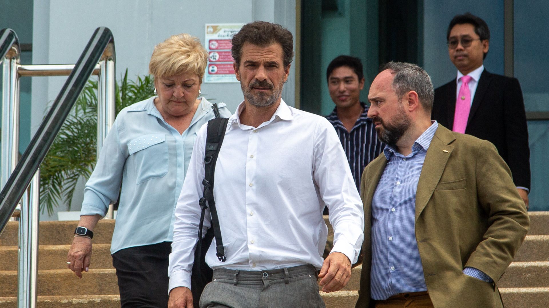 Rodolfo Sancho, saliendo a la salida de los juzgados en Tailandia durante el proceso, en 2024