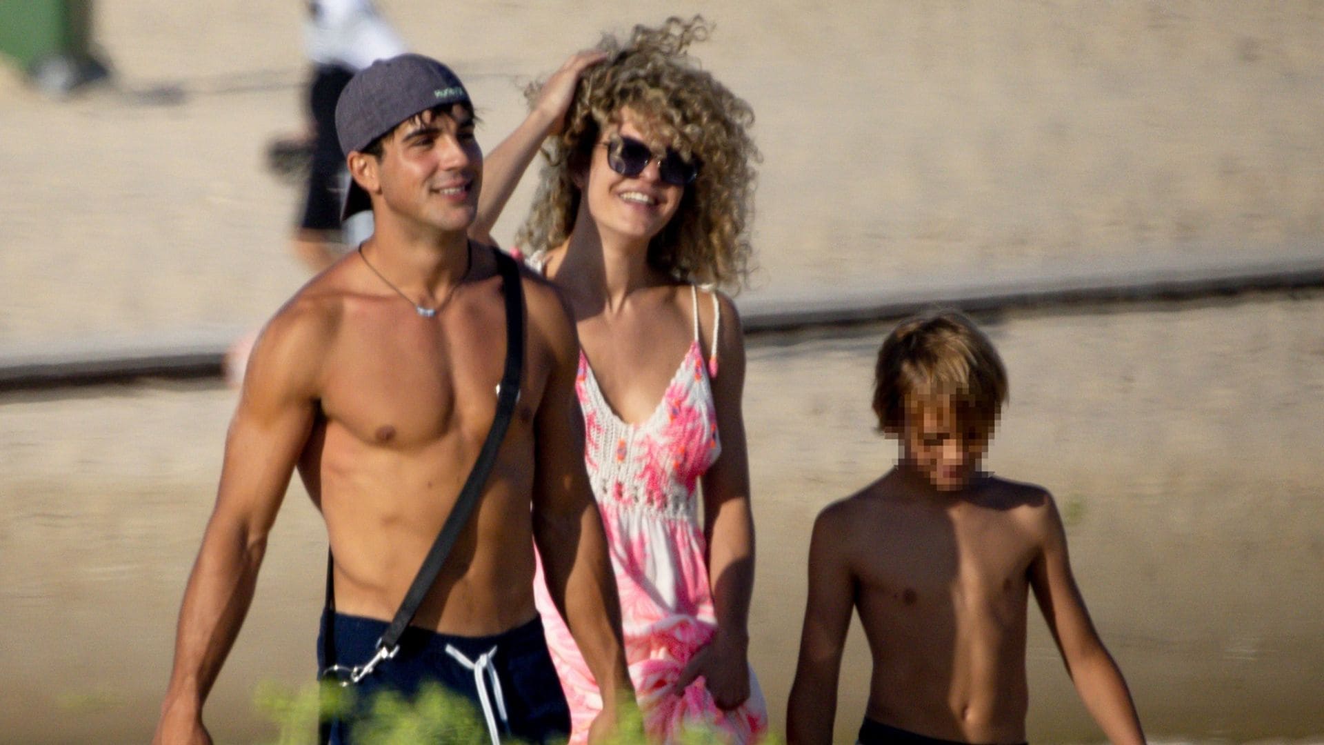 Sheila Casas se refugia en su hermano Óscar tras la ruptura con Escassi: las imágenes de su escapada a la playa