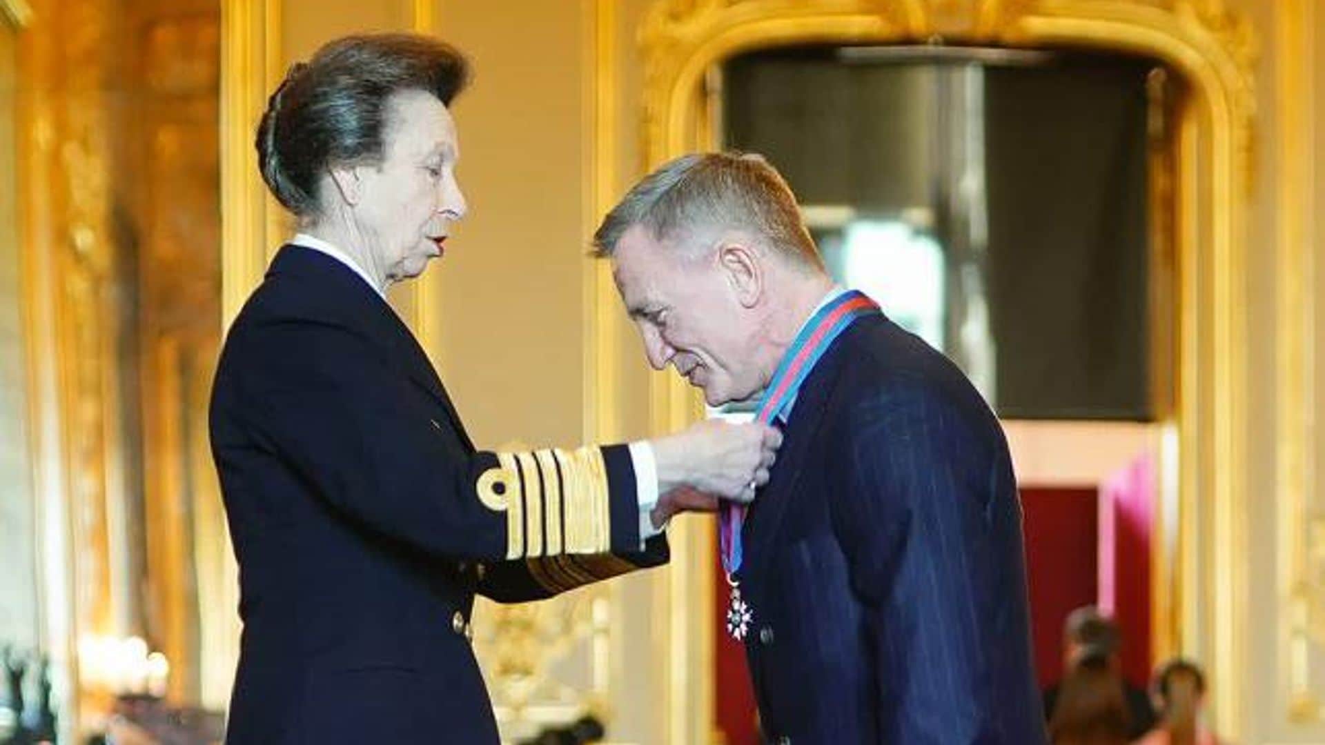 Daniel Craig recibe la misma condecoración que tiene el personaje de James Bond