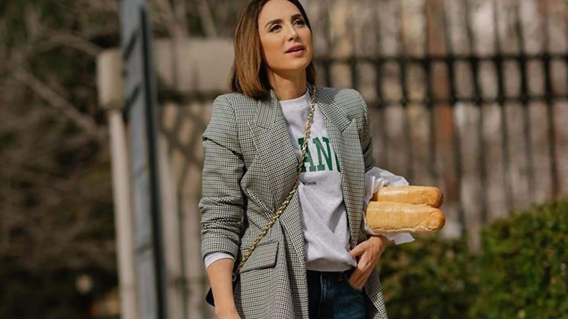 El look más romántico de Tamara Falcó con unos vaqueros de Zara y zapatillas de plataforma