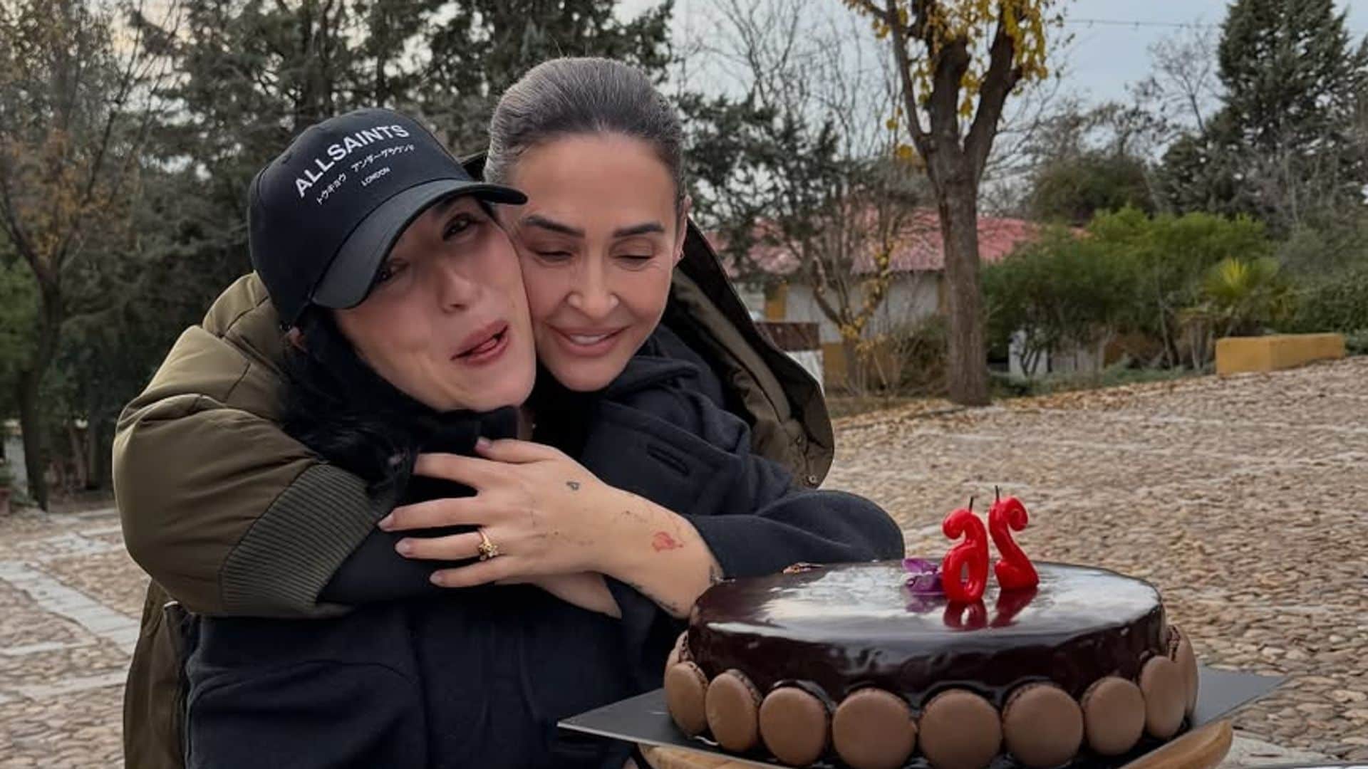 Madre e hija se abrazan