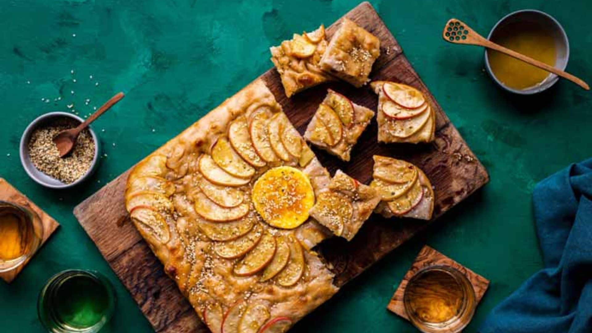 'Focaccia' con manzana, queso camembert y miel