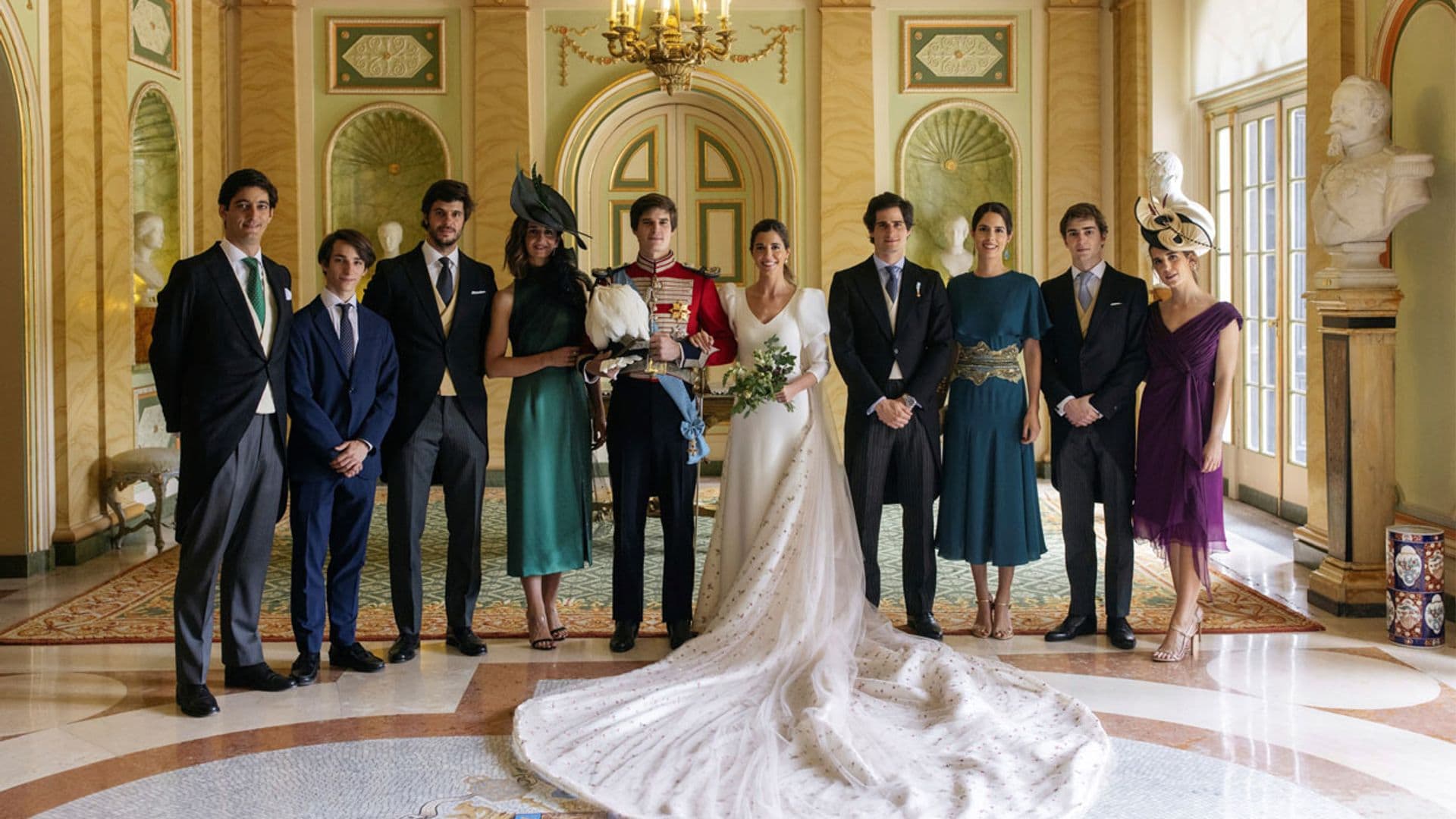 Un guiño a la novia y su apuesta por el 'made in Spain': así vistieron las hermanas de Belén Corsini