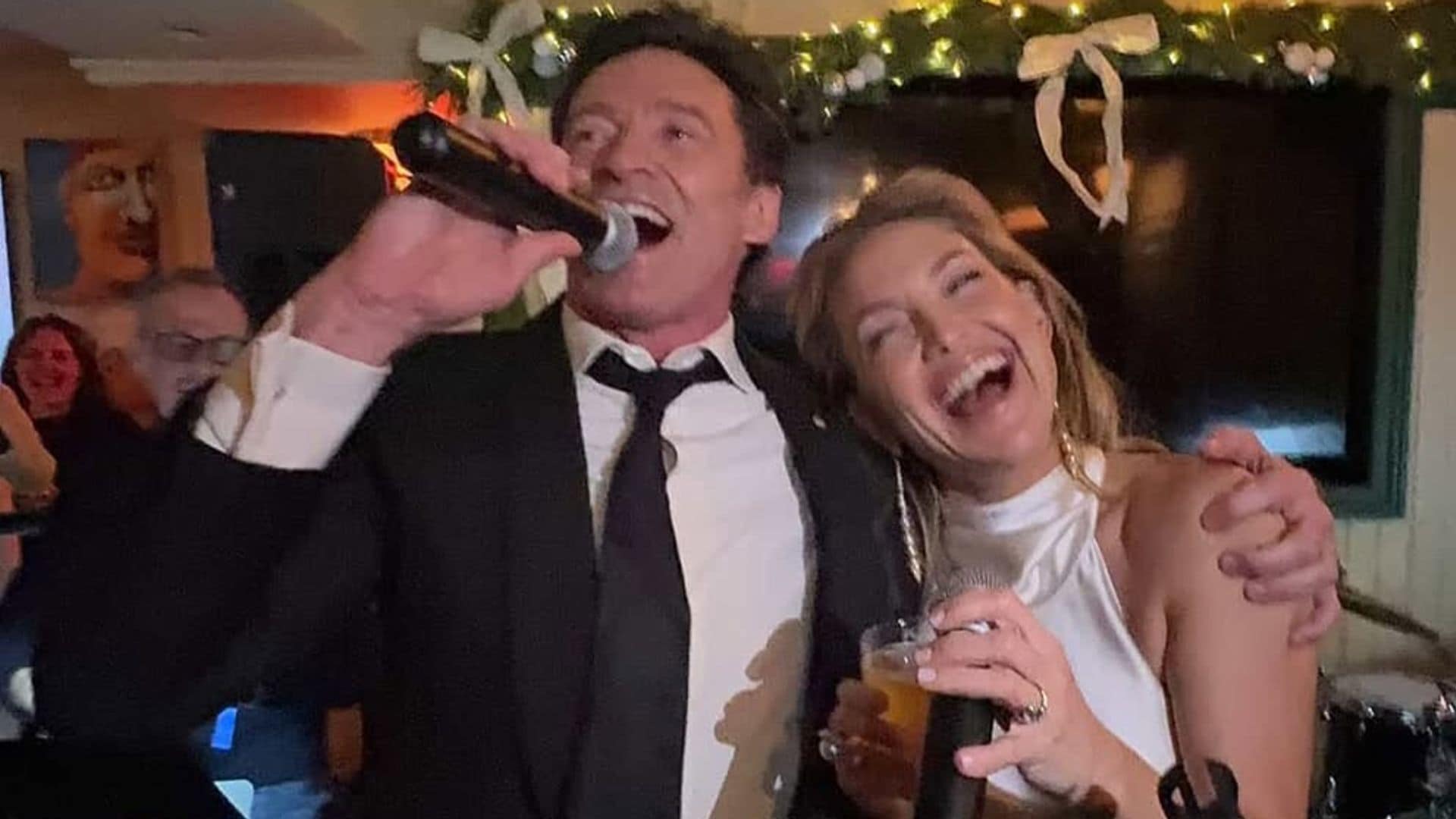 Cuando la realidad supera la ficción: Jackman y Hudson conquistan un bar neoyorquino con 'Sweet Caroline'