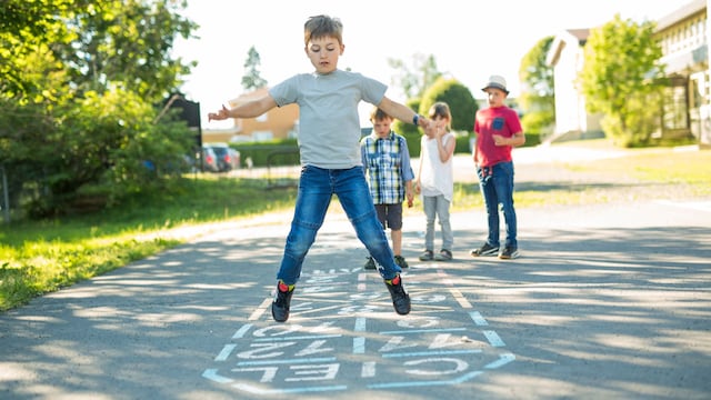 Niños jugando en el recreo del colegio