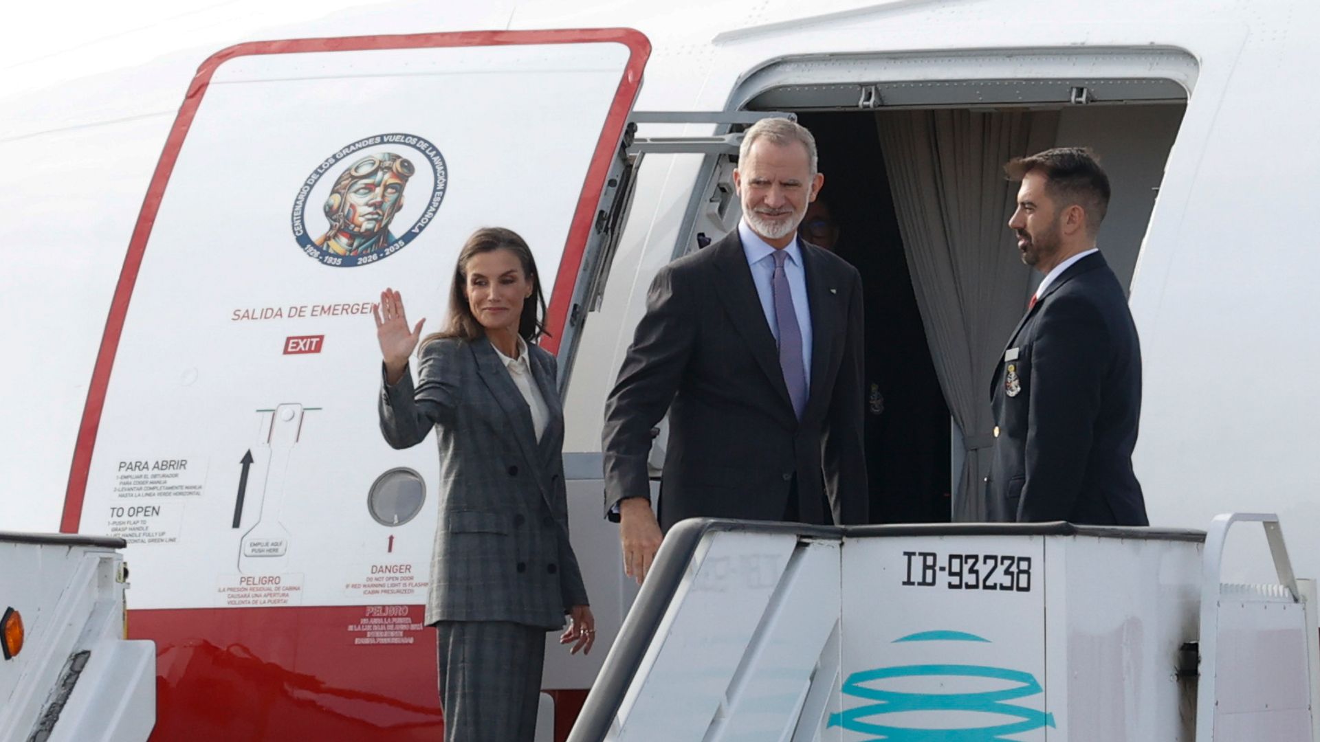 Don Felipe y doña Letizia entran en el avión que les llevará a FInalndia