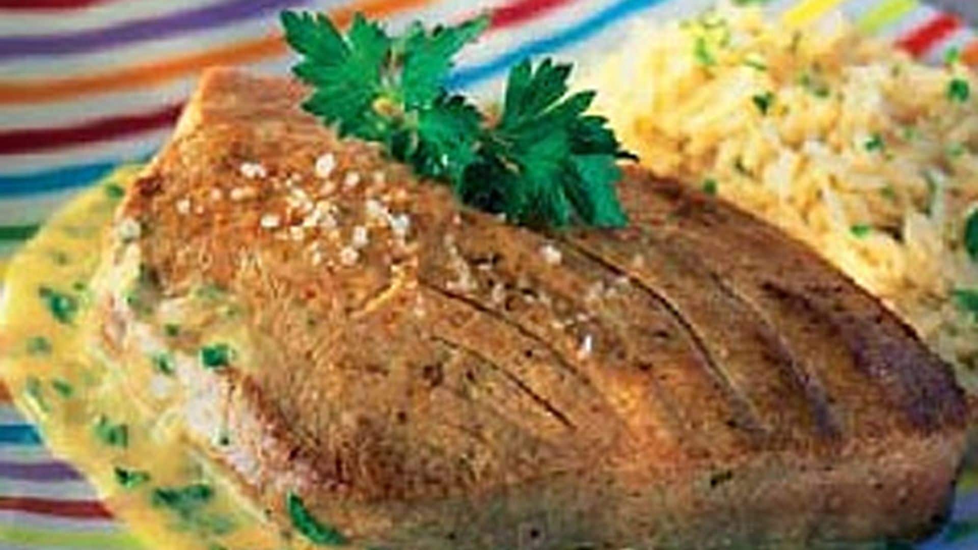 Atún a la plancha con salsa de perejil