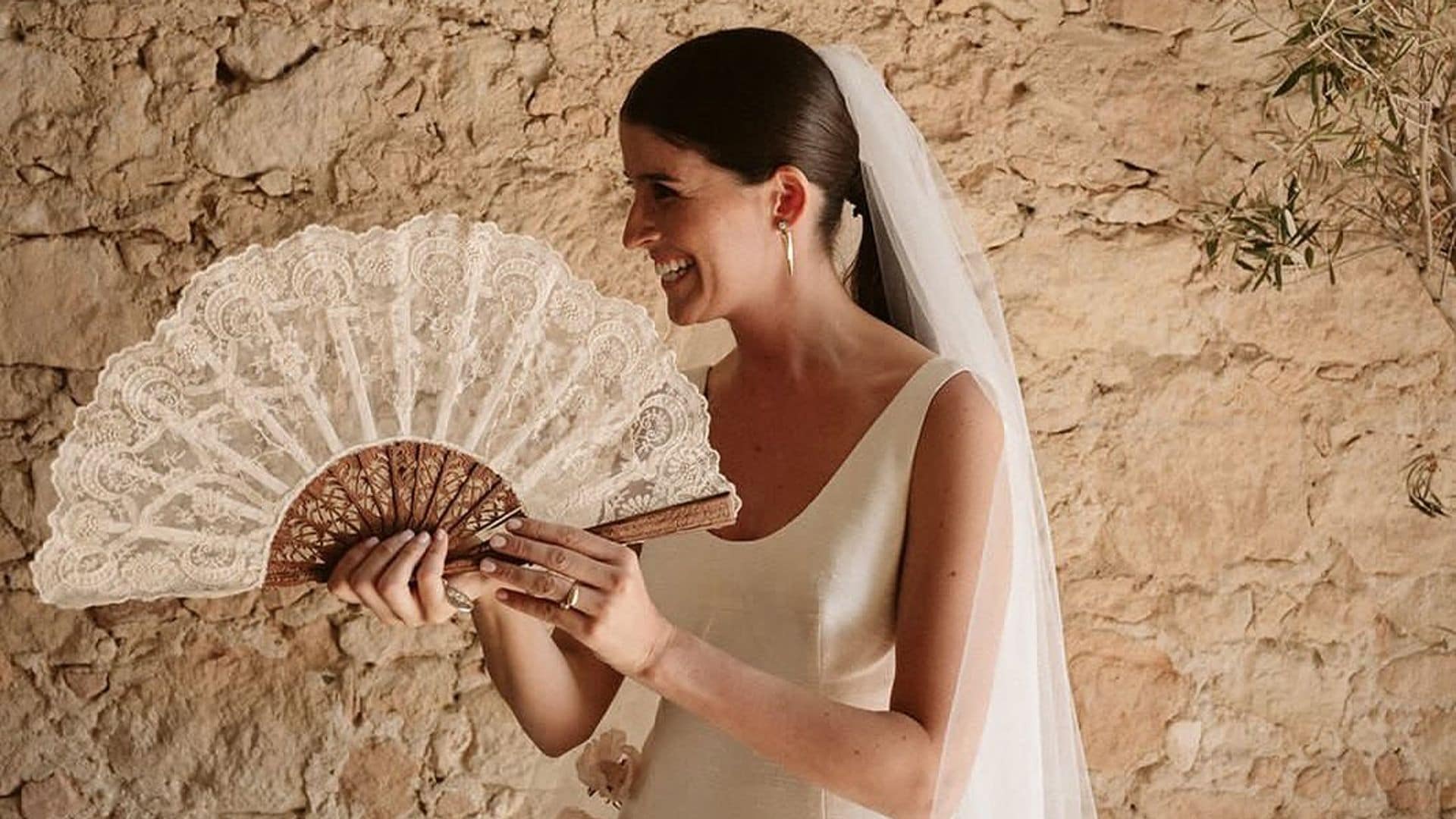 Así llevan el abanico las novias españolas más virales de las bodas de verano