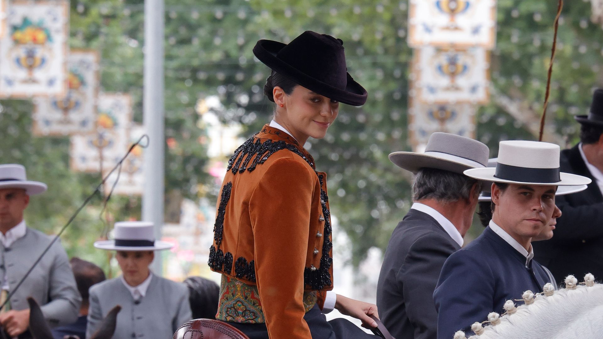 Victoria Federica y su beso más tierno en Sevilla con uno de sus grandes pilares
