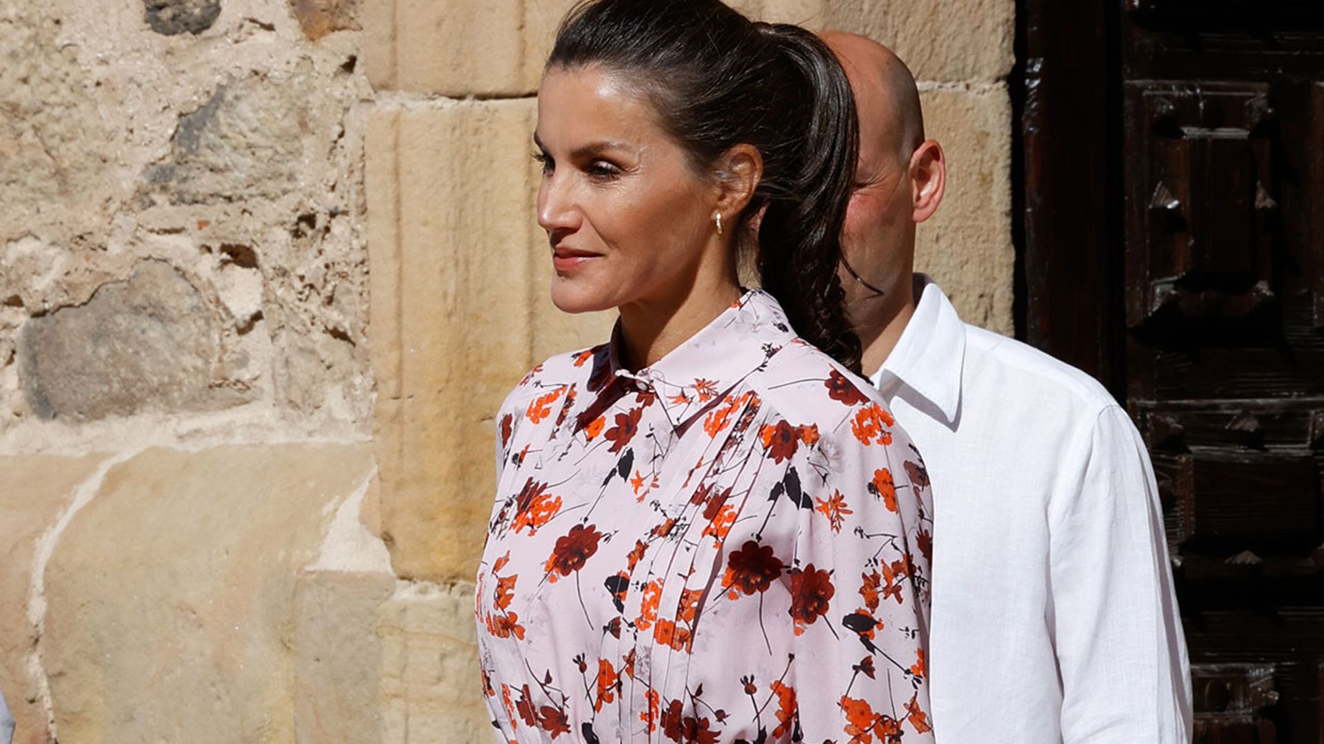 Vuelve el vestido de flores efecto 'fit' de doña Letizia en su visita a Vinuesa