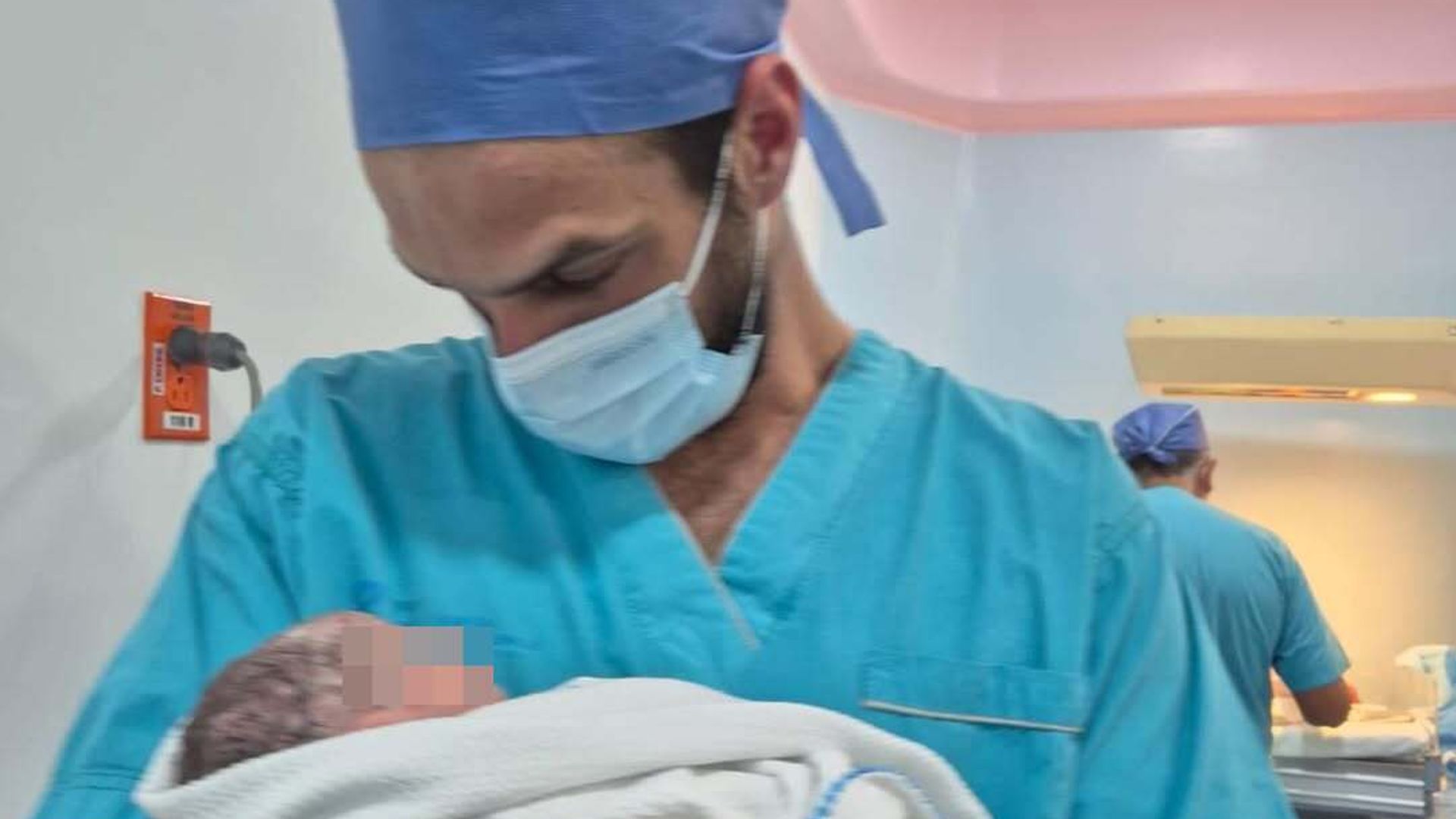 Jesús Castro, padre de dos bebés junto a su pareja Camila Canto