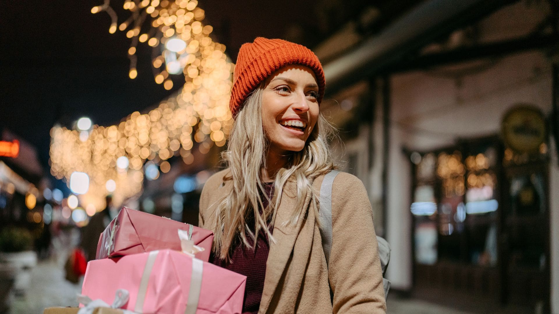 Mujer con regalos el día de Navidad