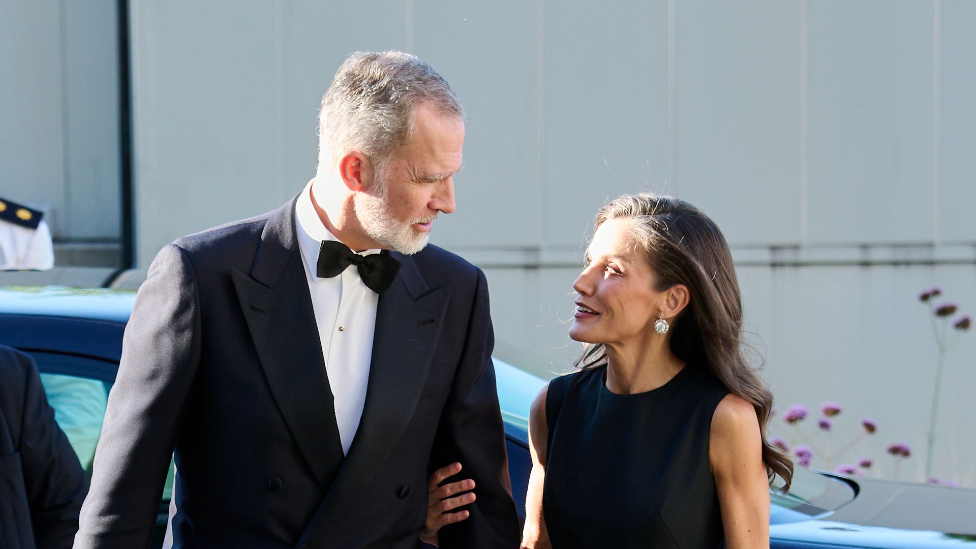 La reina Letizia revive la elegancia de Audrey Hepburn con un vestido negro y las históricas joyas de pasar