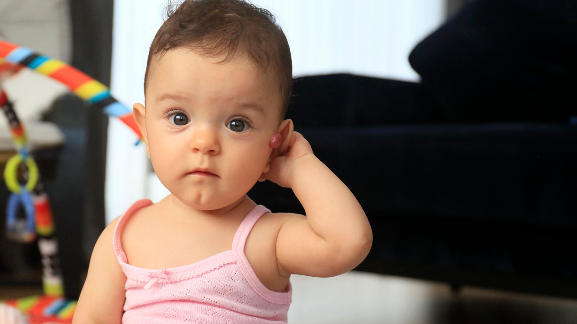 Qué significa que un niño se toque la oreja, según los expertos en pediatría