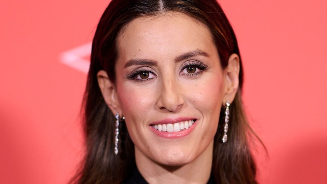 Ana Boyer con vestido negro con abertura en el escote y pendientes largos