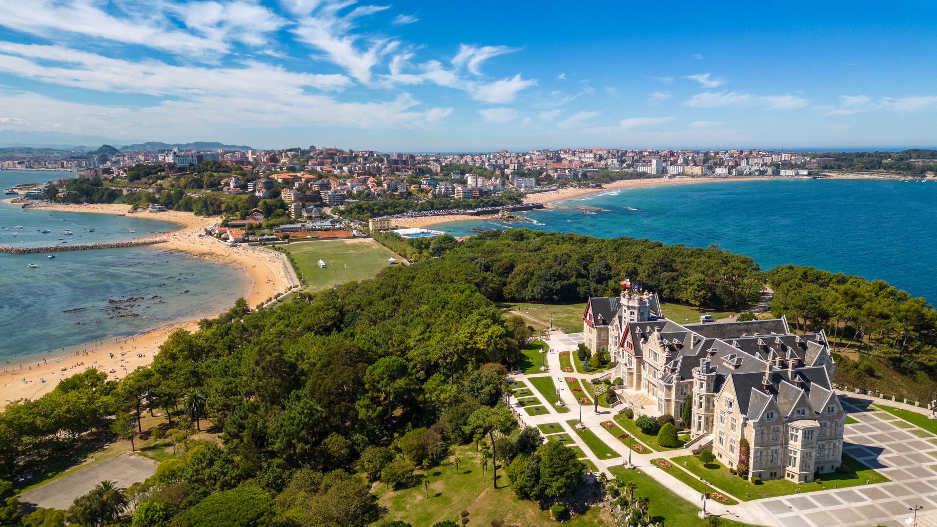Panorámica de la ciudad de Santander y su bahía, considerada entre las más bellas del mundo