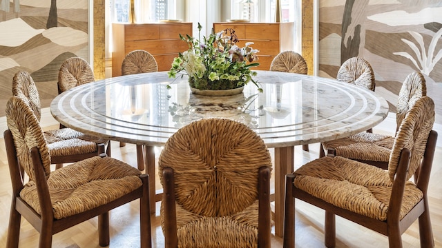 Mesa de comedor redonda con sobre de piedra