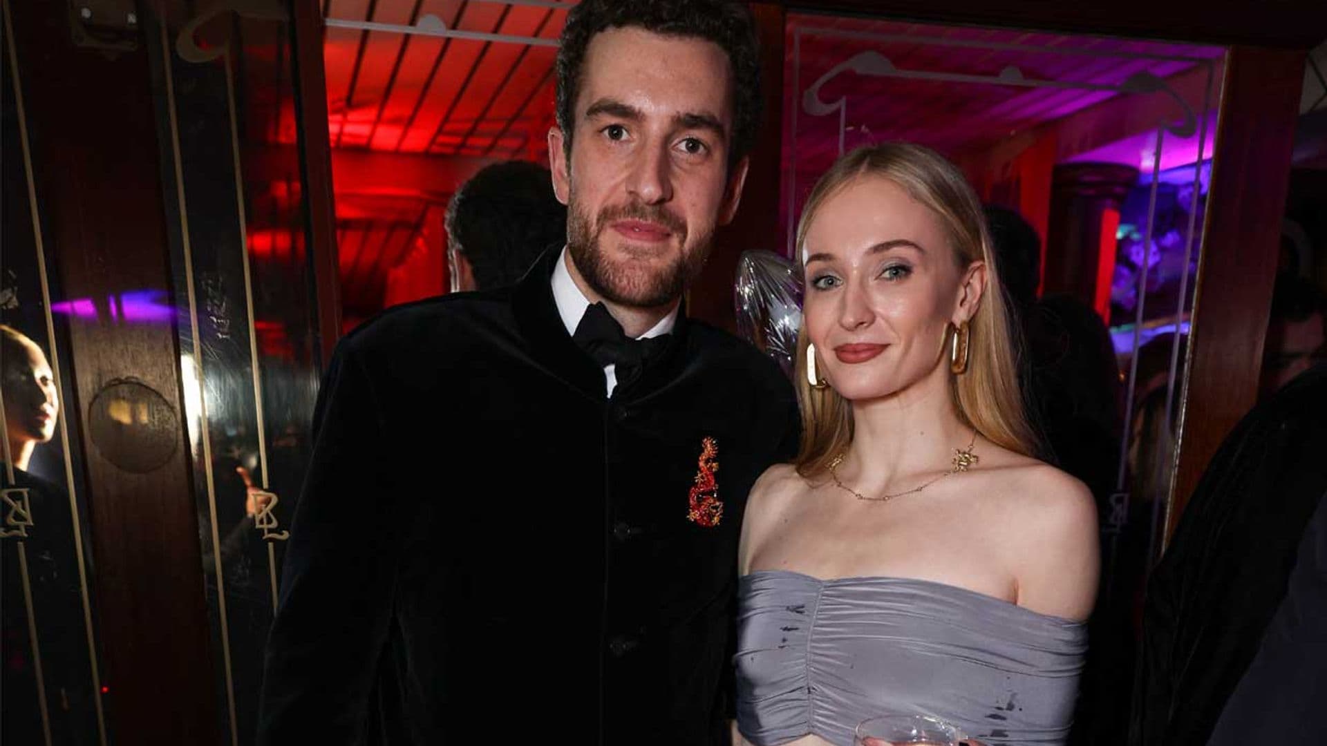 Sophie Turner y su nuevo novio Peregrine Pearson dan la bienvenida al año nuevo chino con una fiesta en Londres