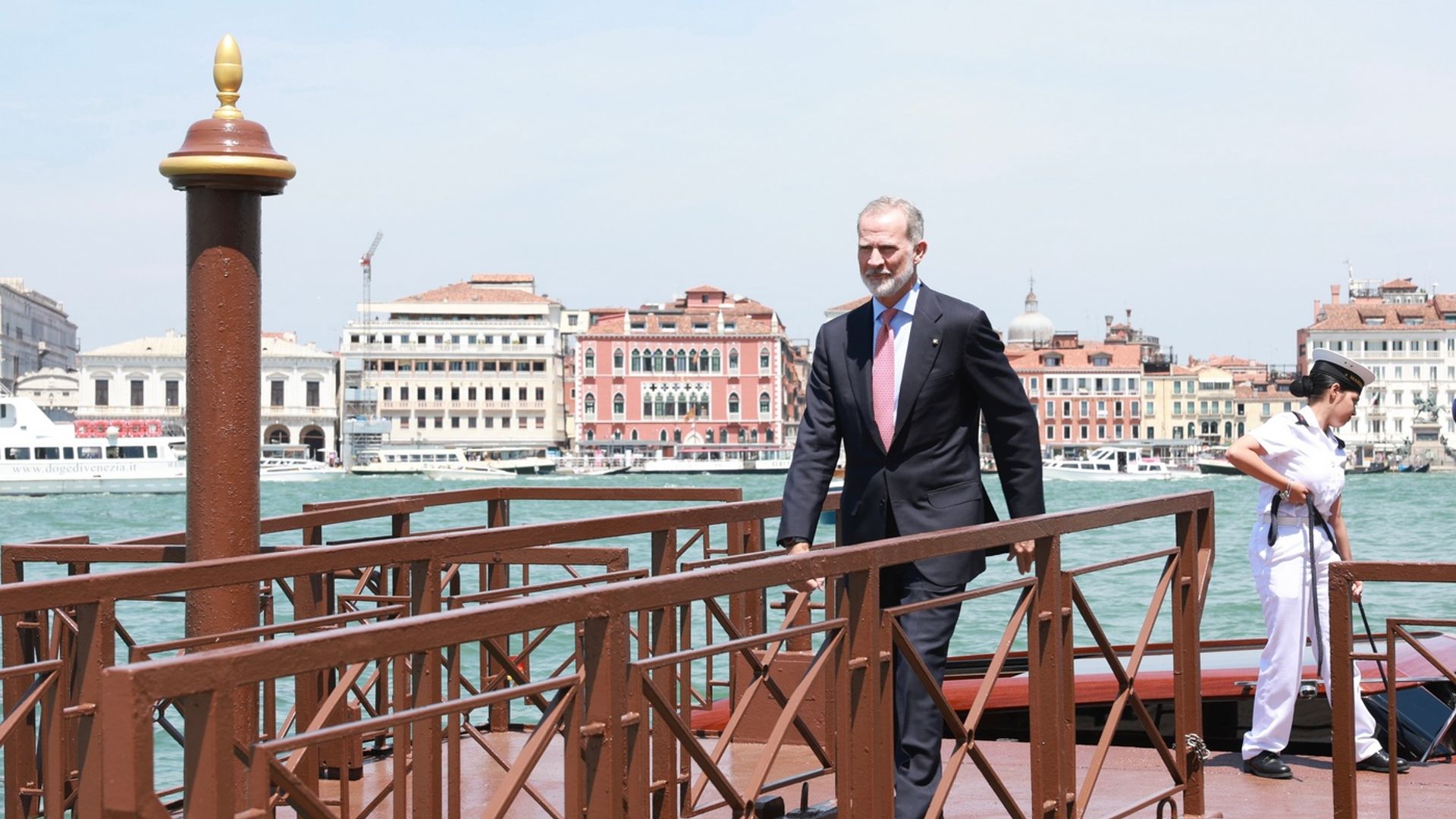 Felipe VI, el rey políglota, sorprende hablando italiano y portugués en Venecia