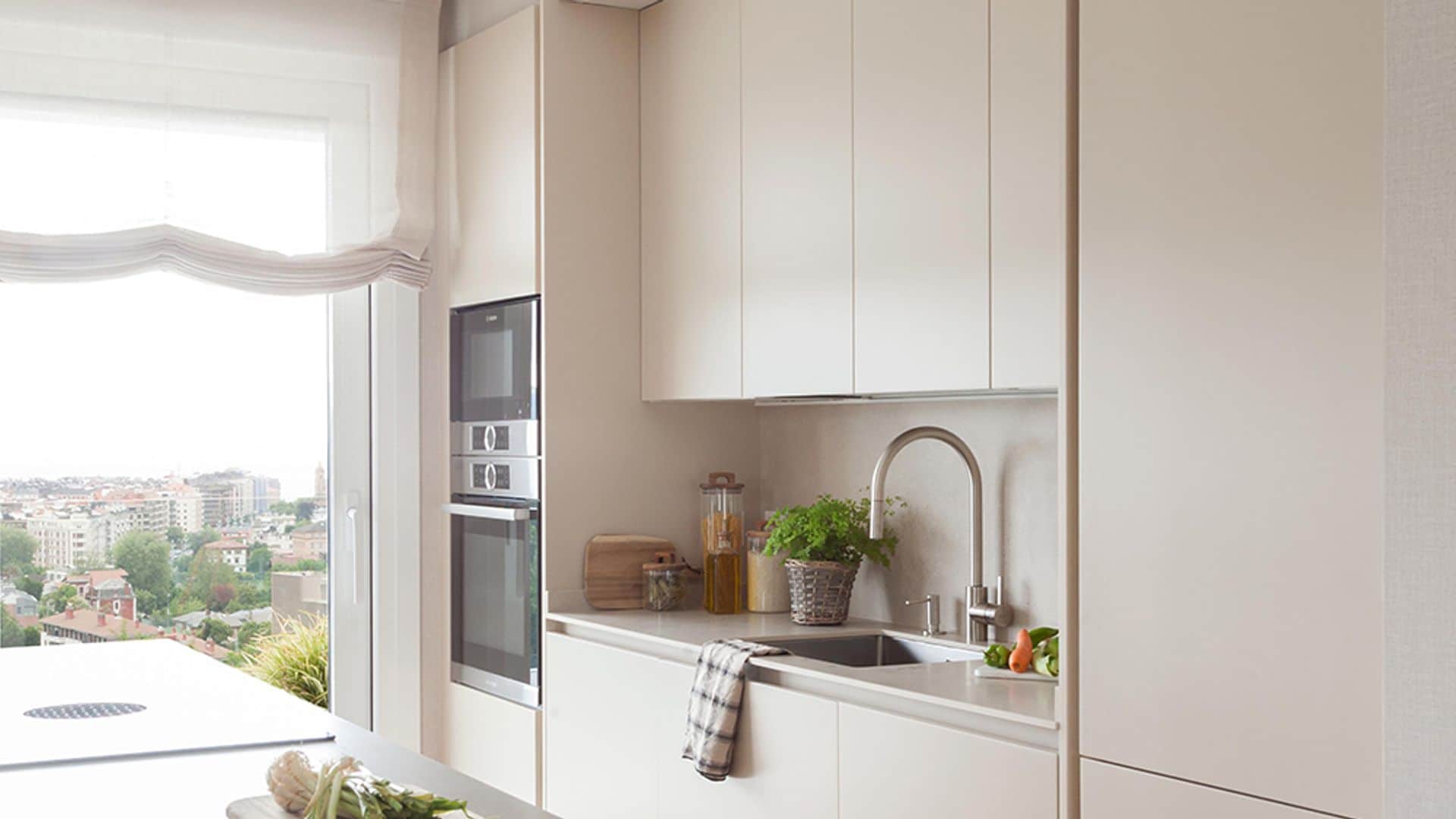 Cocina con muebles con acabado cashmere. 