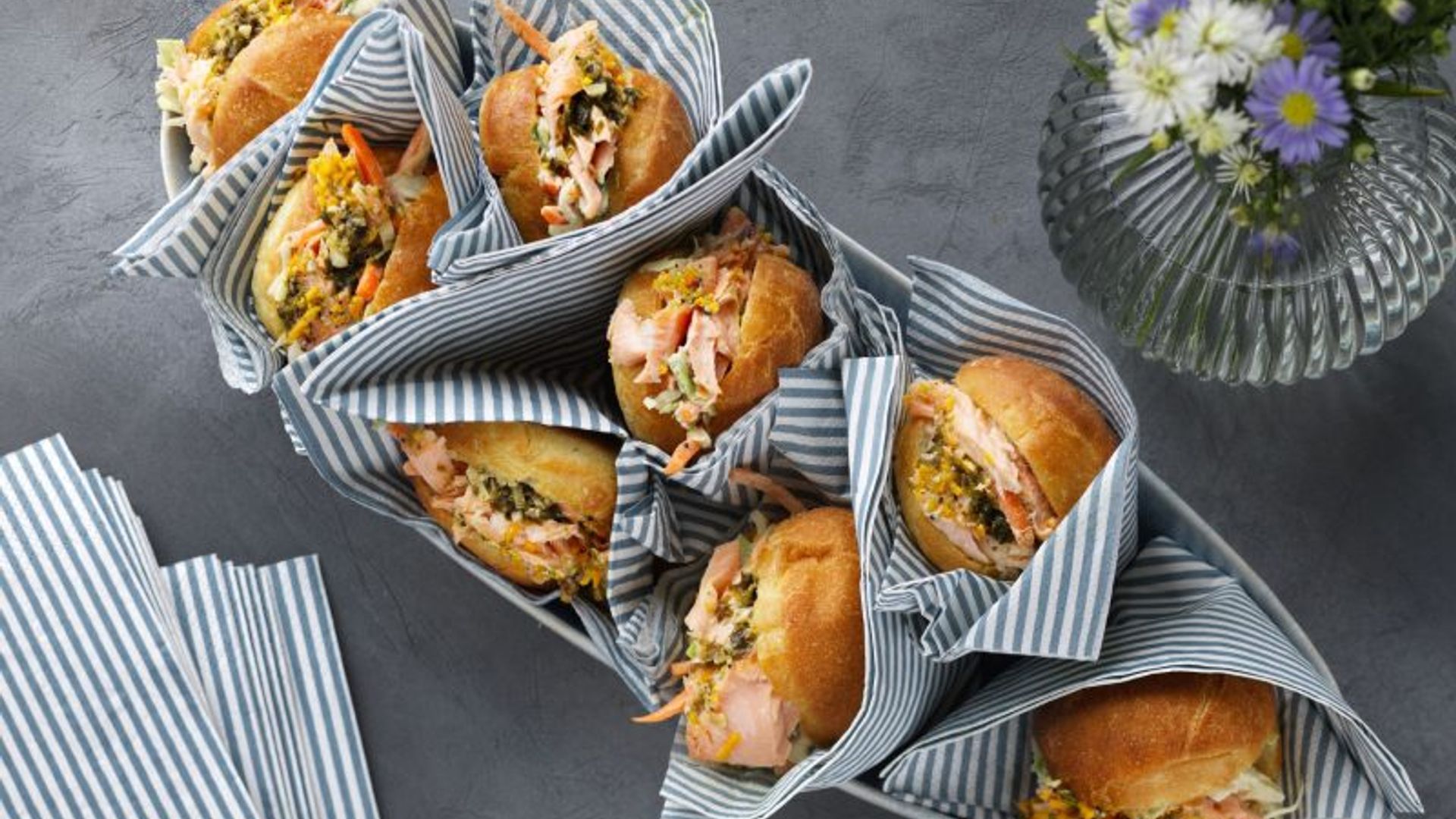 Mini sándwiches de salmón