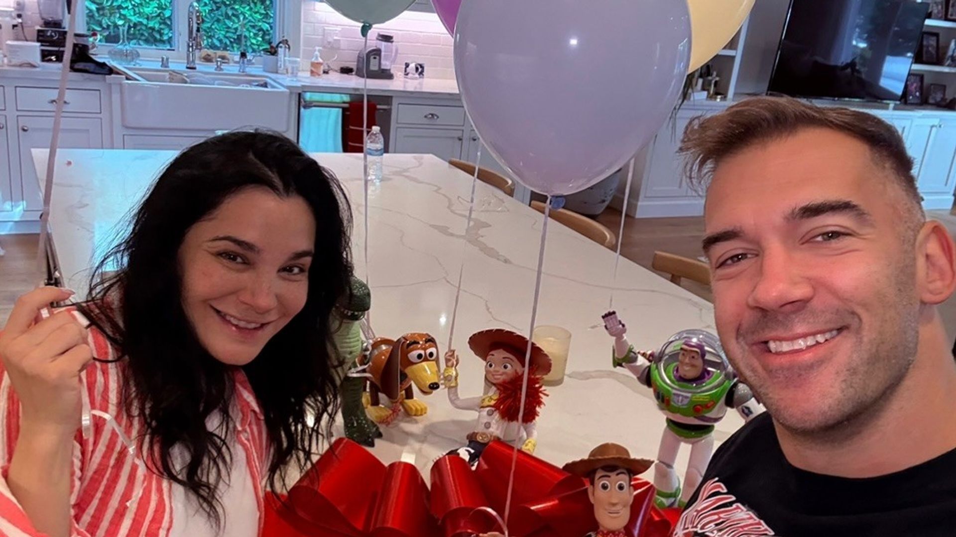 ¡Dulce Revolución! Martha Higareda y Lewis Howes Celebran un Cumpleaños de Ensueño con Gemelas