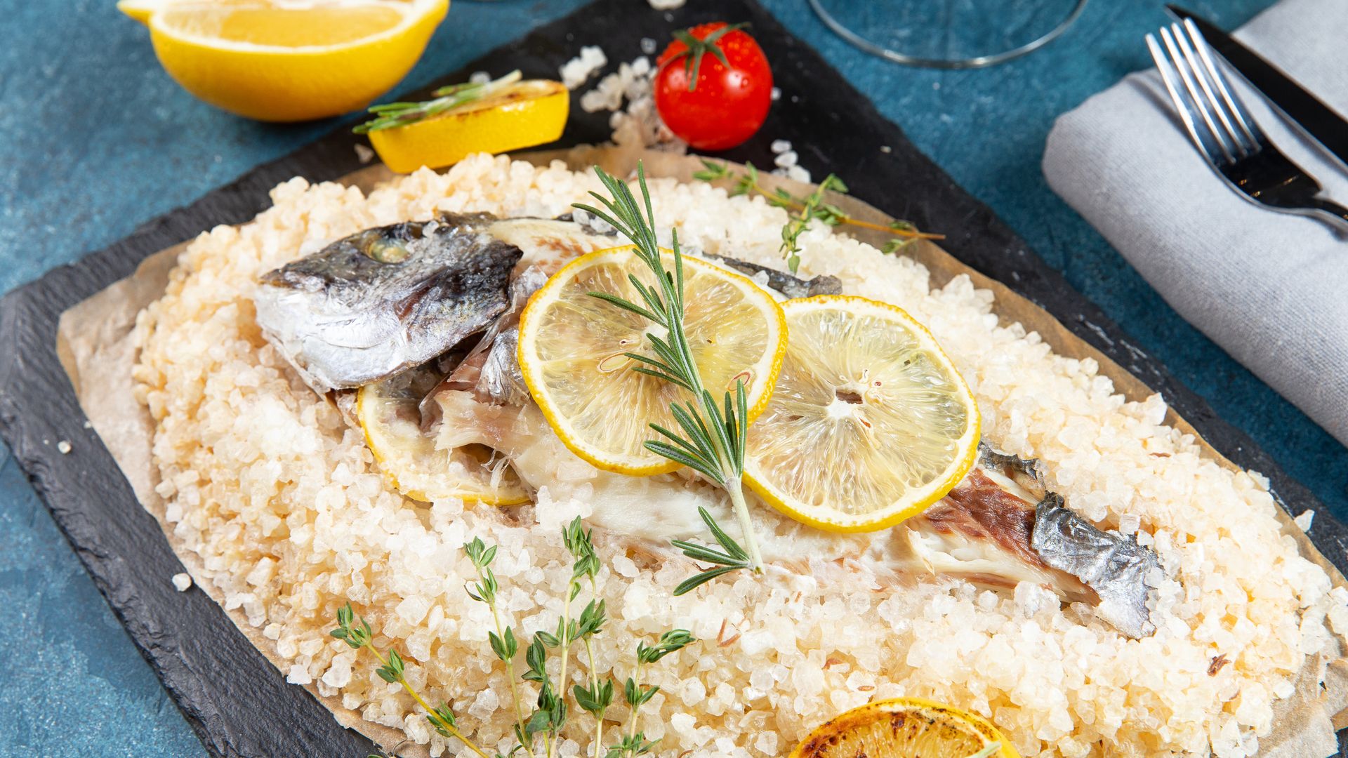 Ni una gota de aceite: la dorada más sana y sencilla para el verano se cocina en costra de sal
