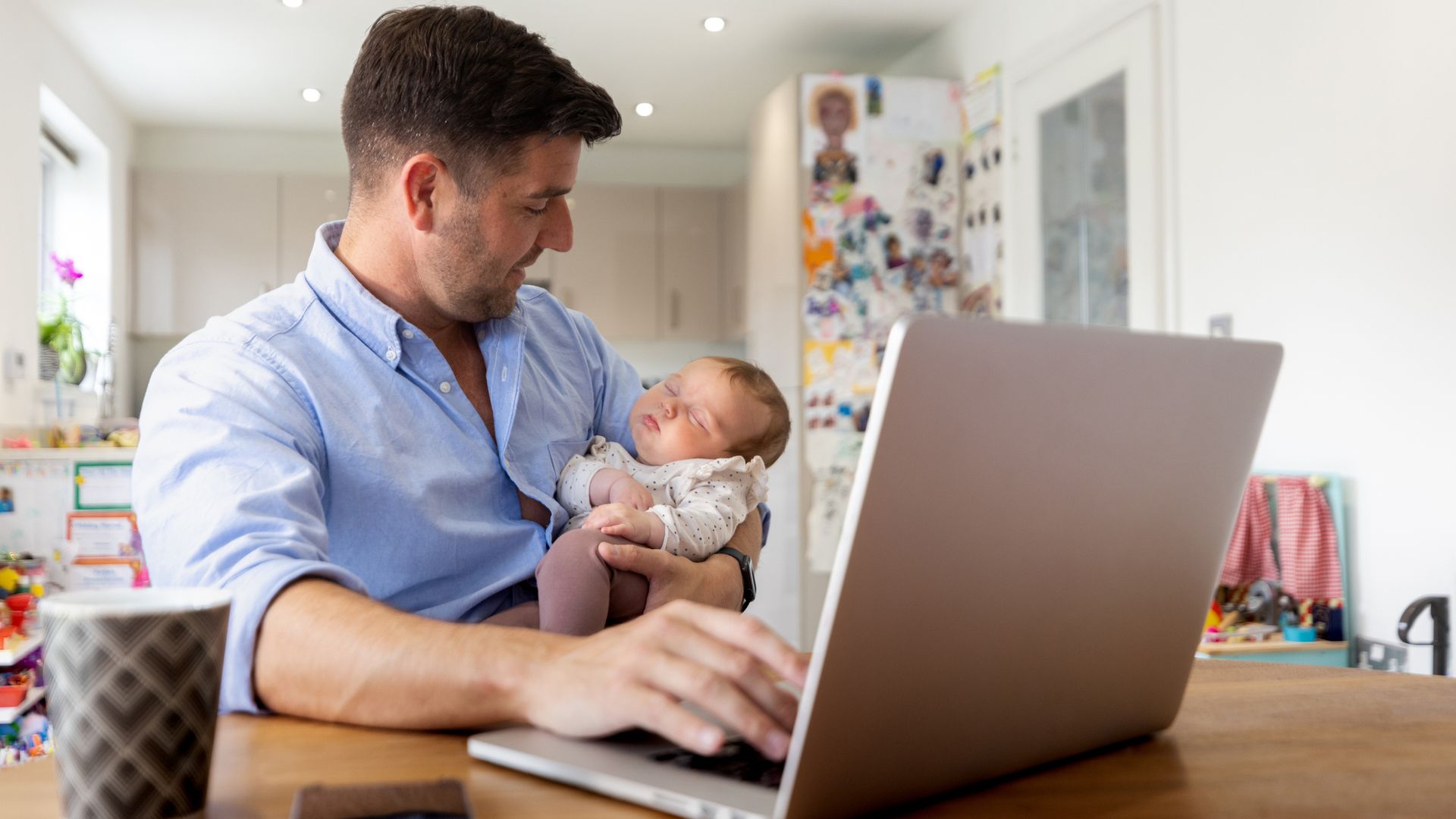 Todos los trámites que debes hacer cuando nace tu bebé: "La mayoría de los padres no saben ni por dónde empezar"