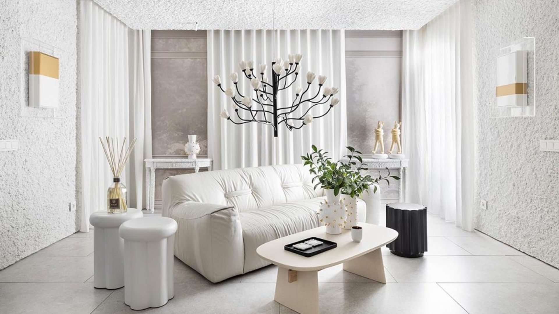 Salón con paredes y techo con gotelé, sofá blanco de cuero, mesa blanco, cortinas y lámpara de techo