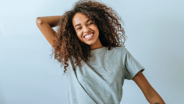 chica afro feliz